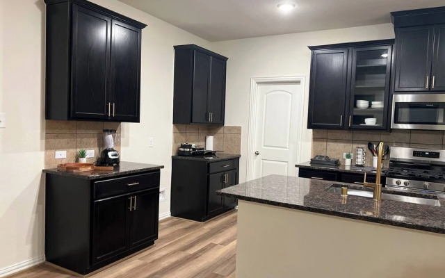 Balmoral Lakeside 5br 4ba House