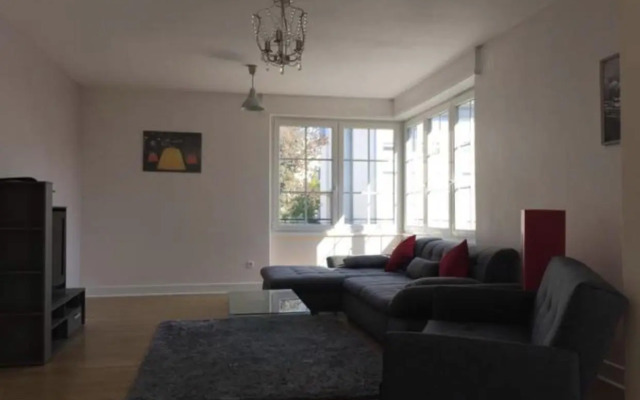 Charmant appartement avec terrasse dans villa