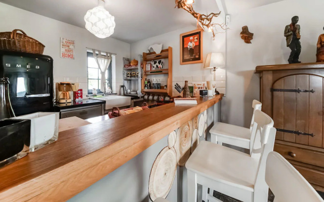 Tranquil Holiday Home in Mont with bubble bath, Terrace, Garden