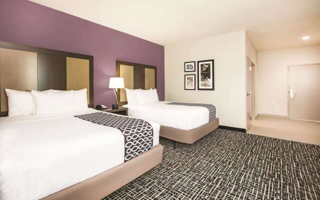 La Quinta Inn & Suites by Wyndham Dallas Plano - The Colony