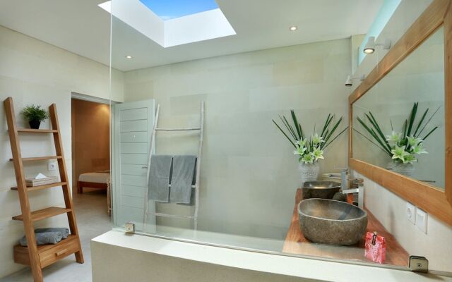 Seminyak White Design Villa