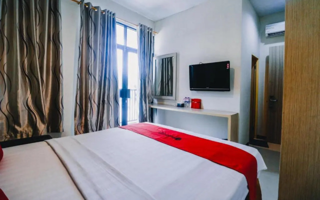 RedDoorz Plus near Sultan Hasanuddin Airport