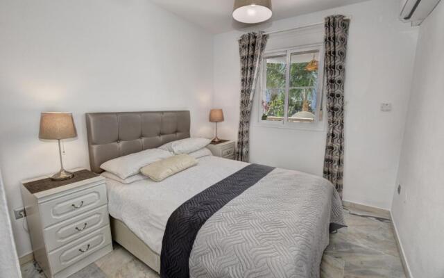 TIMON II, Luxury 3 bedroom Beachside Apartment