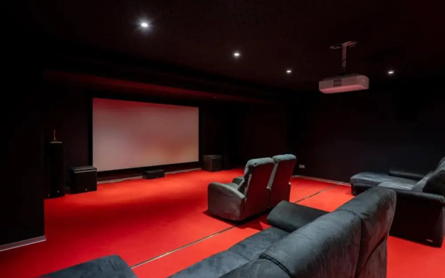 Villa With Heated Swimming Pool spa gym and Cinema