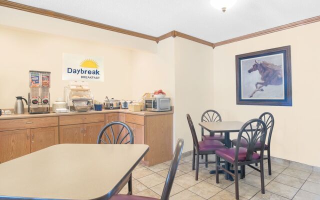 Days Inn Wall