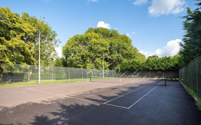 Gildridge Estat Large Group Tennis Court