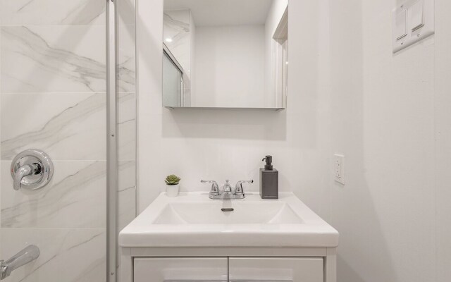 Beautiful Private Bedroom in Mile-End