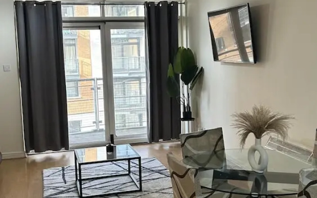 Spacious 1-bed Apartment in London sea View
