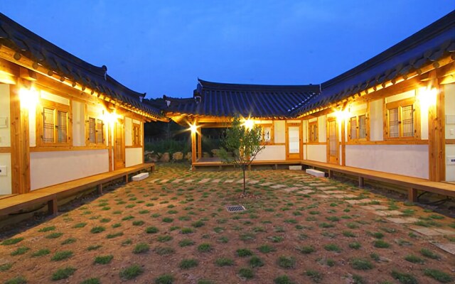 Gyeongju Hanok Pen Town Pension