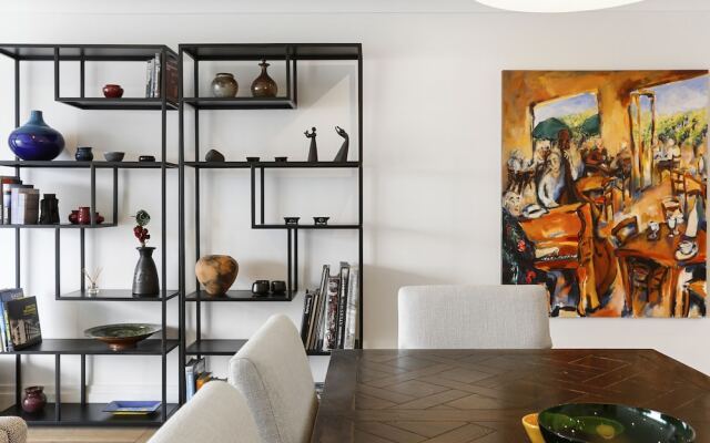 Light and spacious w incredible harbour views