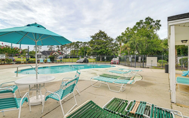 2 Mi to Surfside Beach: Coastal Escape w/ Balcony!