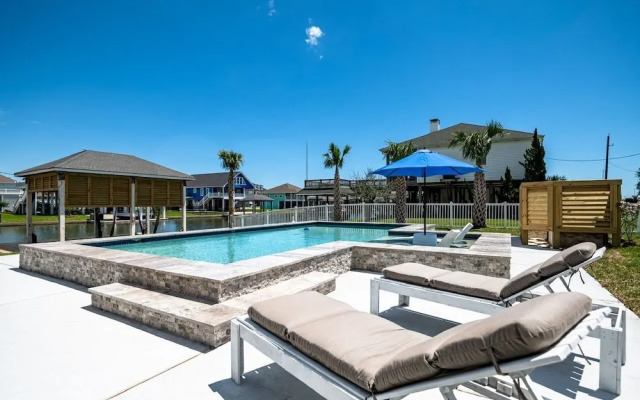 Bolivar Slam 3 Bedroom Home by RedAwning