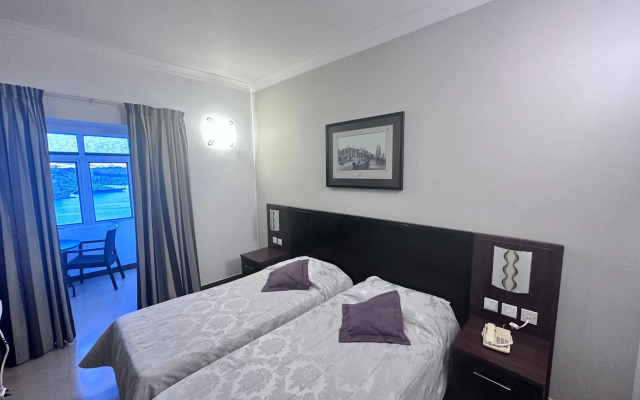 Grand Harbour Hotel