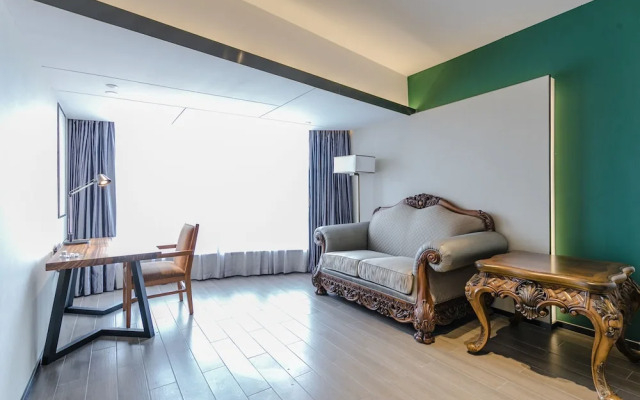 Pesht Premier Hotel