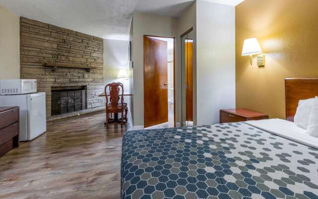 Econo Lodge Inn & Suites On The River