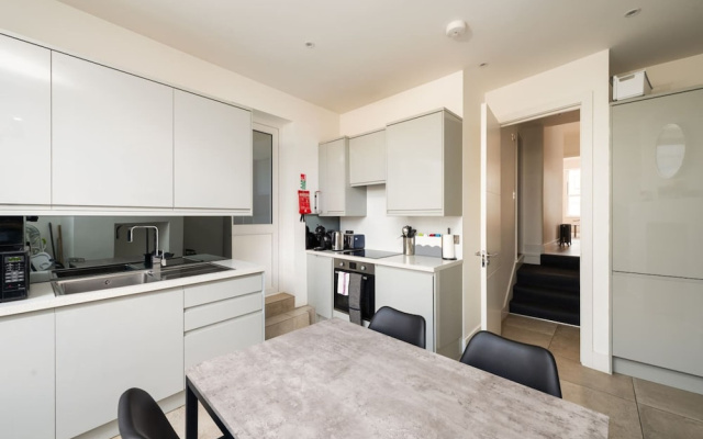 Stunning London Home - Newly Furnished Mhb352