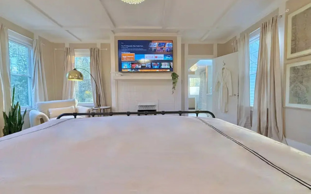 The Colonial Mt. Lebanon by Luxe PGH