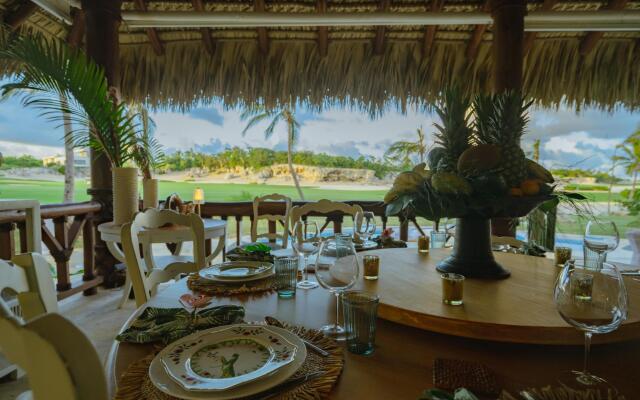 Unique Haven Free Access to Eden Roc Beach Club