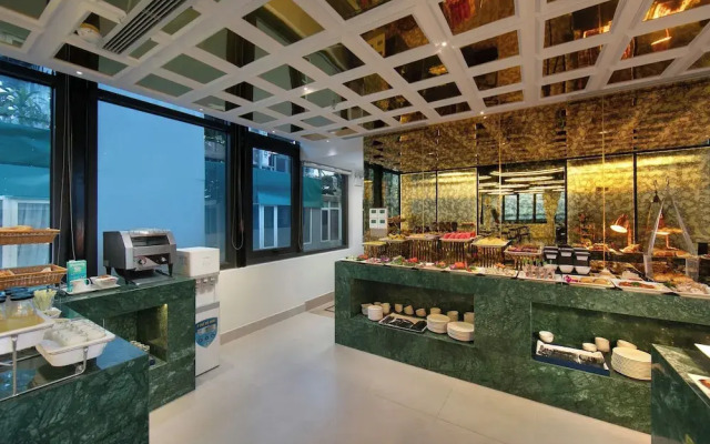 Le Premier Hotel & Rooftop Bar