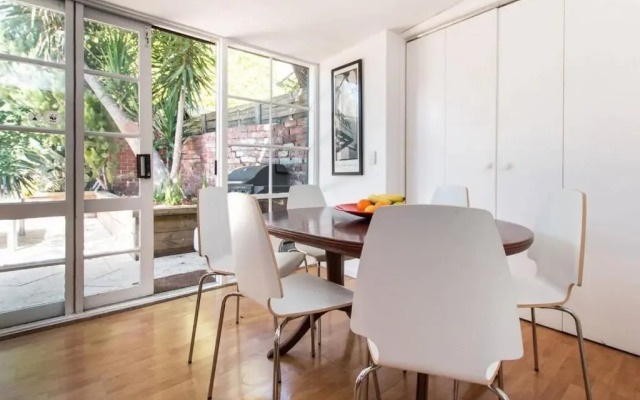 Hunter · Close to Smith St Courtyard + Parking
