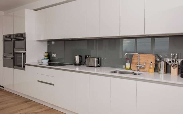 2 Bedroom Flat in Battersea on 20th Floor