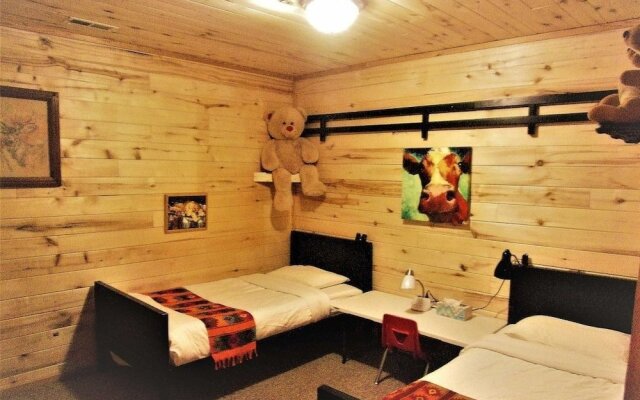 Secluded W/ Game Room & Huge Wraparound Deck 3 Bedroom Cabin