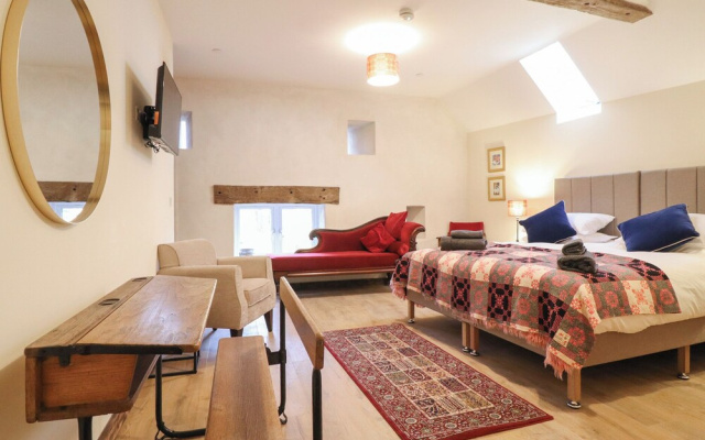 Godre'r Gyrn, Plas Moelfre Hall Barns