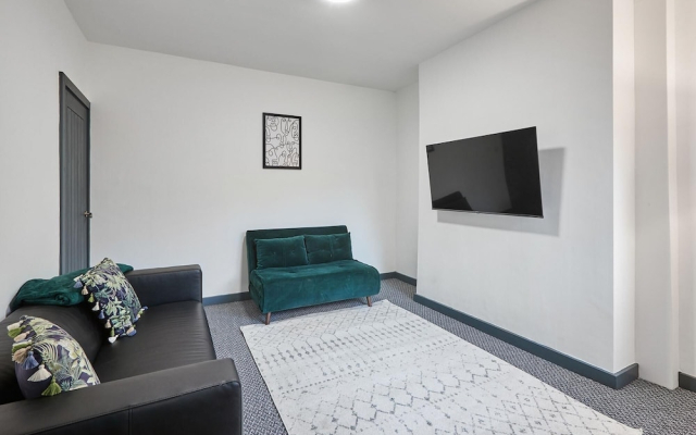 Host Stay Alma in Eccles