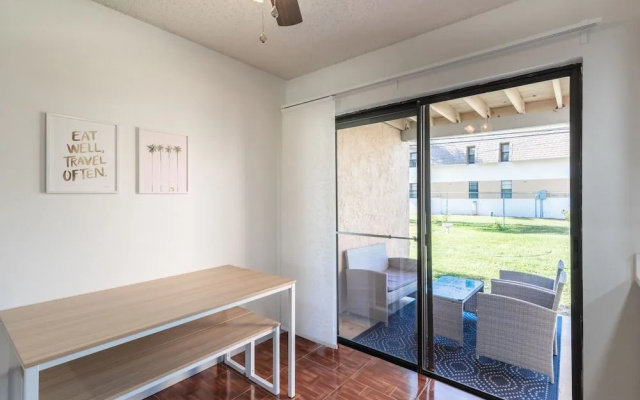 Amazing 2 BDR Townhouse Near beach