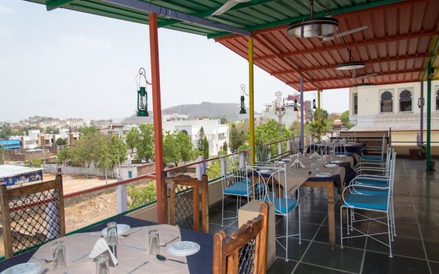 OYO 14119 Hotel Manwar