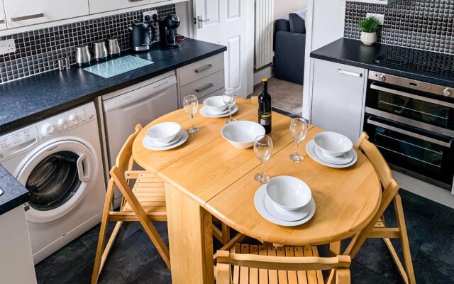Maple House - Free Parking - Holiday Home - Sleeps 12 With Sister Property