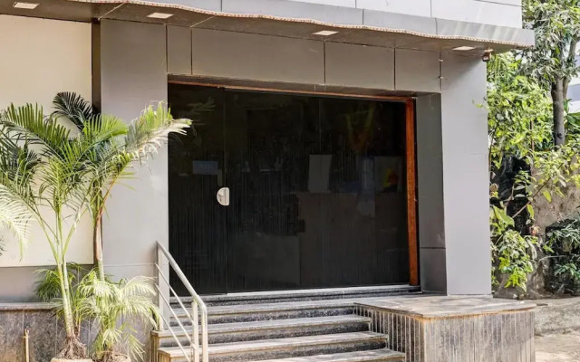 OYO 5352 Hotel Airport Metro