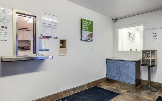 Motel 6 Janesville, WI