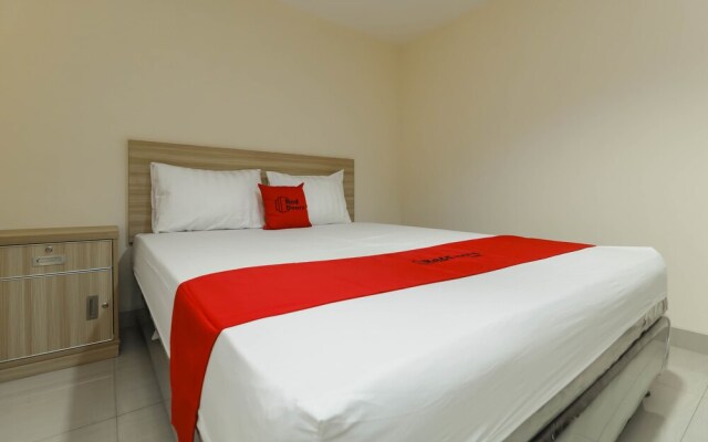RedDoorz Plus near Harmoni Gajah Mada