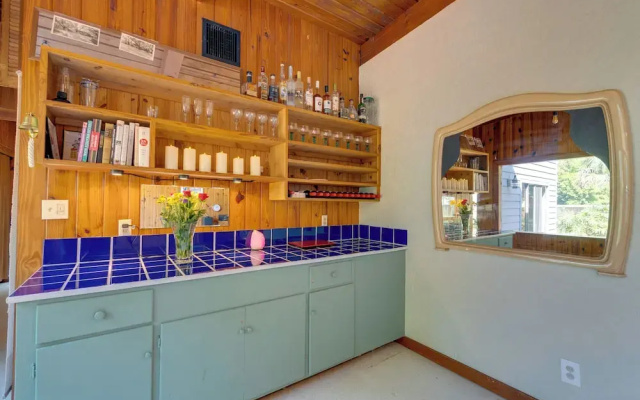 2 Mi to Riverwalk: Palmetto Gem w/ Fire Pit & BBQ