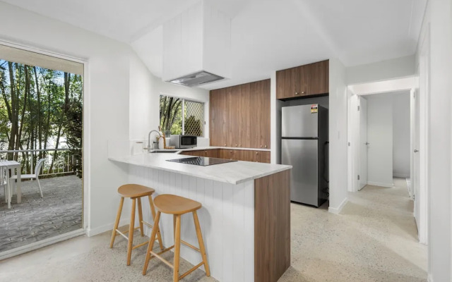 Burleigh Breeze 2 Bed Beach Walk