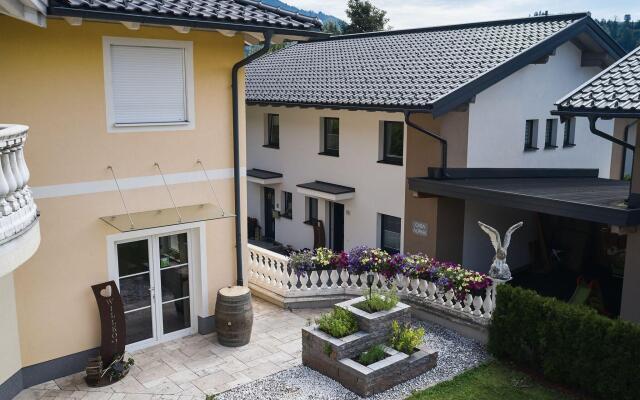 Comfortable Holiday Home in Goldegg - Weng with Whirlpool
