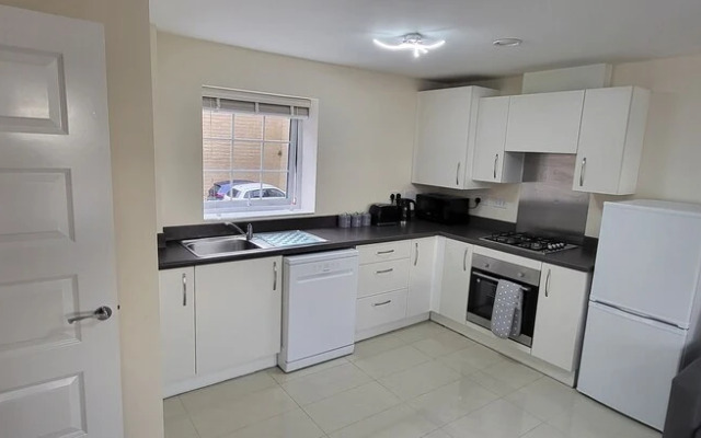 Inviting 6-bed House in Nuneaton