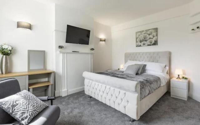 Luxury 3-Bed Apartment Near To London With Parking