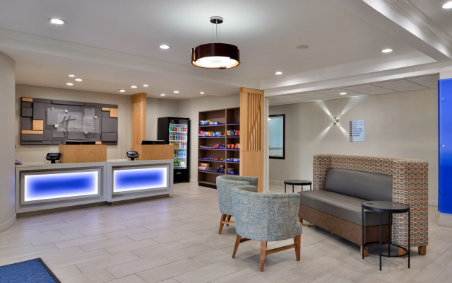 Holiday Inn Express & Suites North Kansas City by IHG