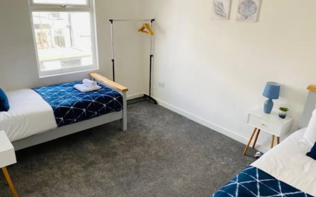 Stunning 3 Bed Holiday Home in Barry by Propertri