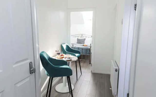 4 Guests - 2 Bedrooms - City Escape Retreat