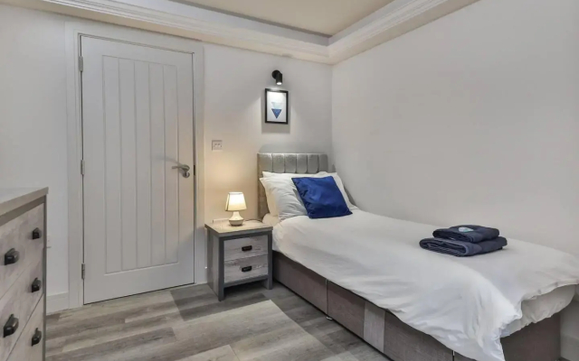 Large, Modern Apartment with En-suites, Wifi, Parking
