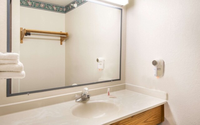 Super 8 by Wyndham Richfield/Cleveland