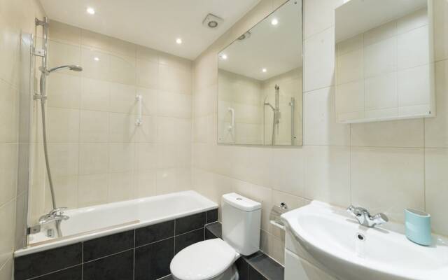 Fresh 2 Bedroom Flat in Victoria - Zone 1