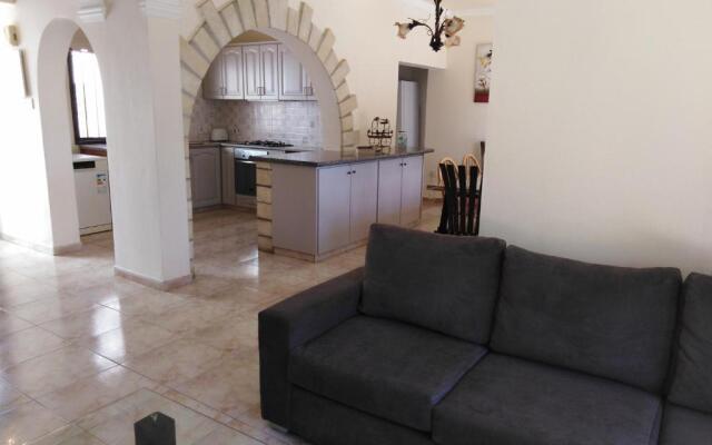 "lovely six Bedroom Villa in Coral Bay ."