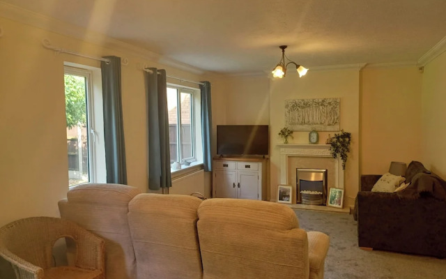 3 Bed House - Sleeps 5 - Pets - Parking
