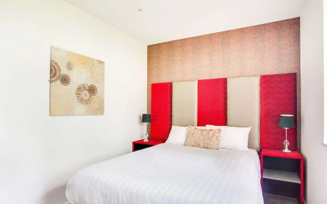 Elegant Apartment in Milton Keynes near Snozone