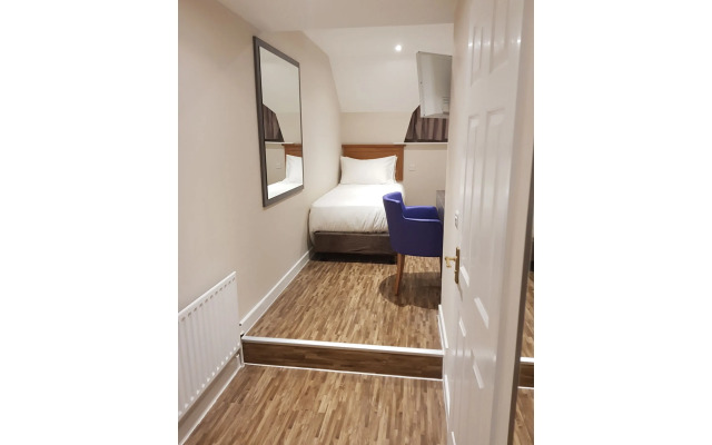 Gissons Hotel by OYO Rooms
