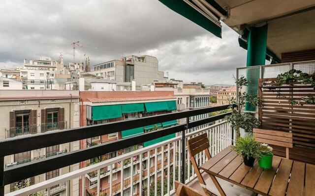 Elegant 3 Bed With Views of Sagrada Familia